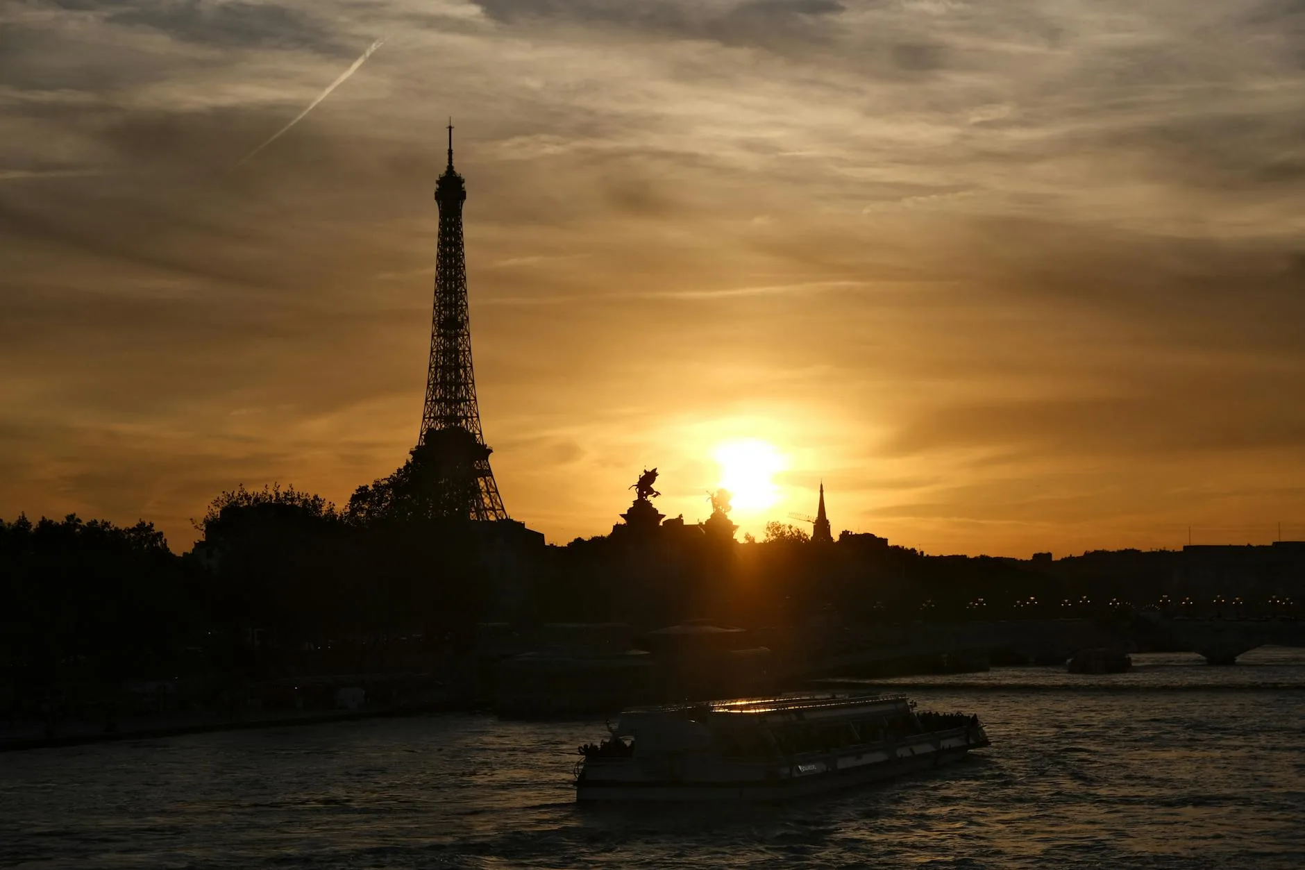 Paris: The City of Light travel photography — Off The Beaten Path Travelogues
